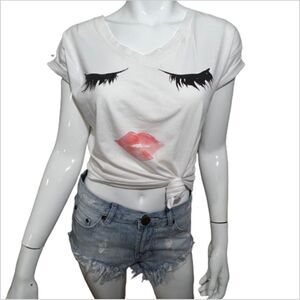 G Supply V-neck, Hi-Low cotton tee with eyelashes and lips - S‎